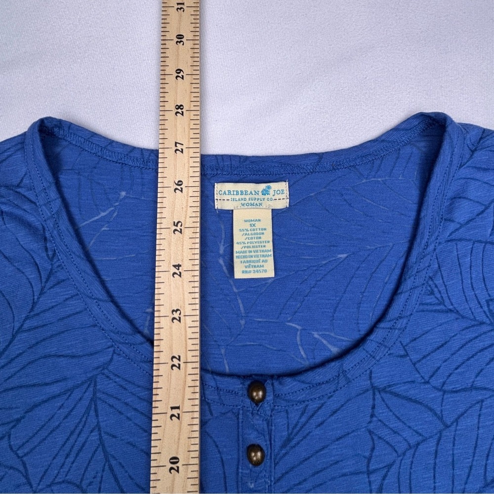 Caribbean Joe Woman Blue Leaf Print Henley Sharkbite Hem Top Plus Size 1X - Picture 4 of 5